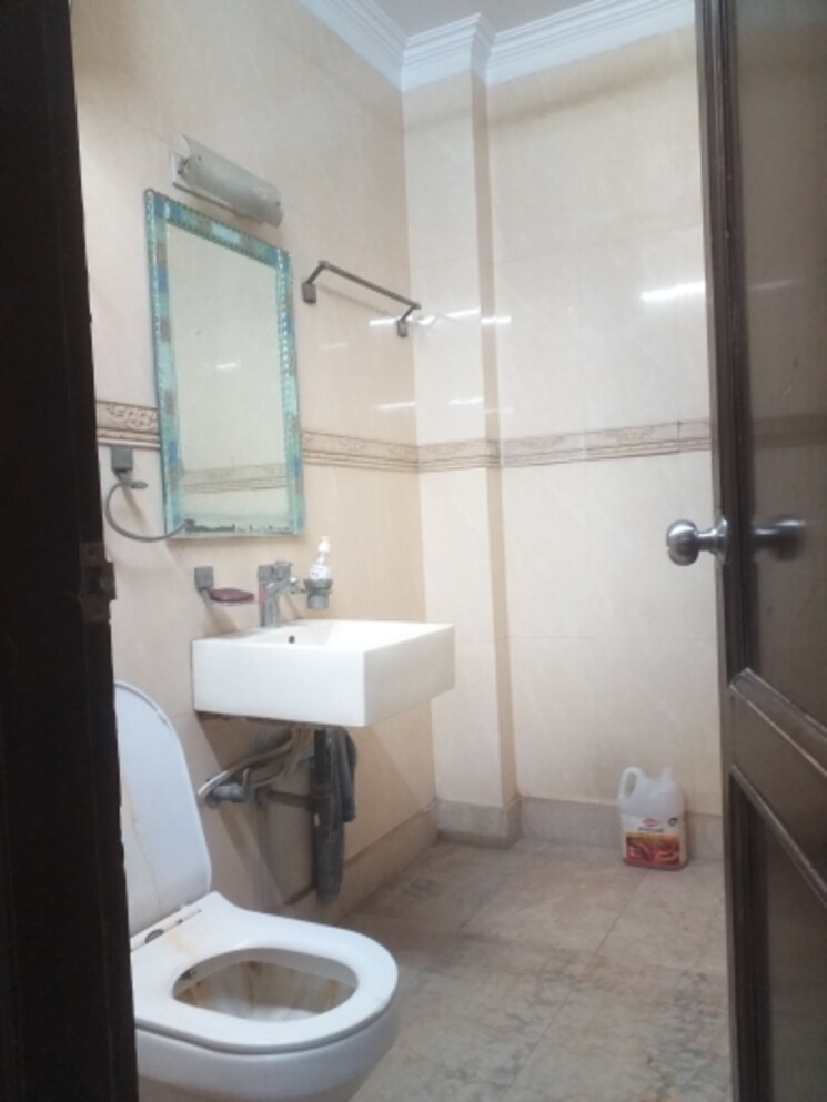 Bathroom, east patel nagar 3 Bedroom 1850 Sq.Ft. Builder Floor In East Patel Nagar Delhi 9323092