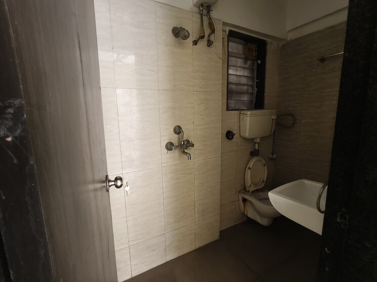 Bathroom, rosa-classique 1 Bedroom 650 Sq.Ft. Apartment In Kasarvadavali Thane 9323088