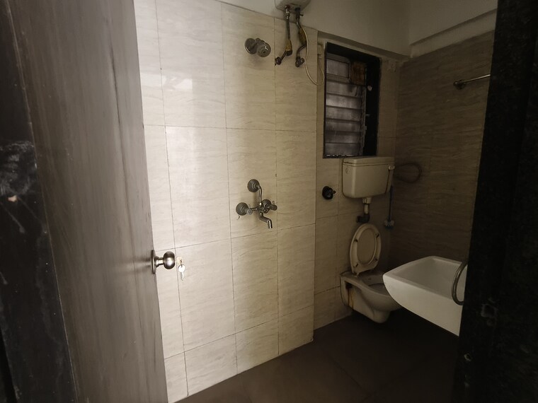 Bathroom, rosa-classique 1 Bedroom 650 Sq.Ft. Apartment In Kasarvadavali Thane 9323088