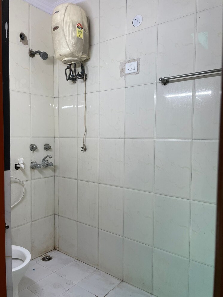 Bathroom, gamma-shopping-mall 2 Bedroom 80 Sq.Mt. Independent House In Gamma I Greater Noida Greater Noida 9323344