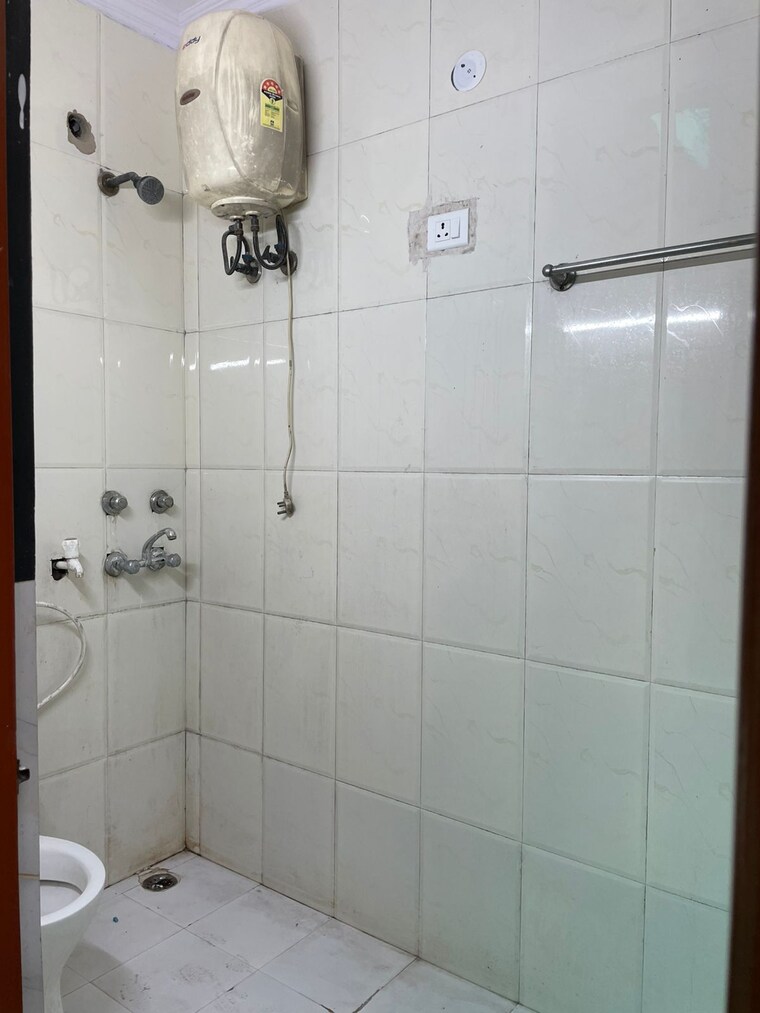 Bathroom, gamma-shopping-mall 2 Bedroom 80 Sq.Mt. Independent House In Gamma I Greater Noida Greater Noida 9323344