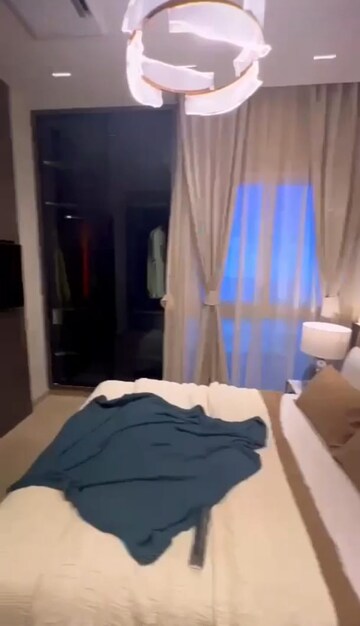 Room in 5 BHK Apartment at Sheth Avalon, Laxmi Nagar – for Sale