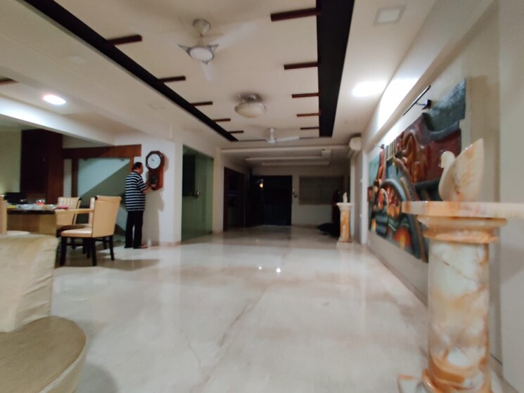  Parking, juhu 6+ Bedroom 5000 Sq.Ft. Villa In Juhu Mumbai 9323502