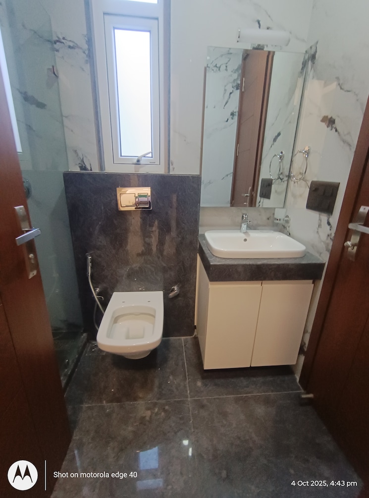 Attached Bathroom, shivalik colony 3 Bedroom 200 Sq.Yd. Builder Floor In Shivalik Colony Delhi 9323596