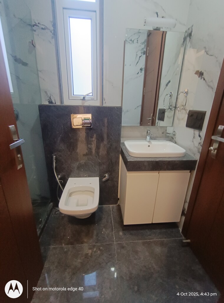 Attached Bathroom, shivalik colony 3 Bedroom 200 Sq.Yd. Builder Floor In Shivalik Colony Delhi 9323596