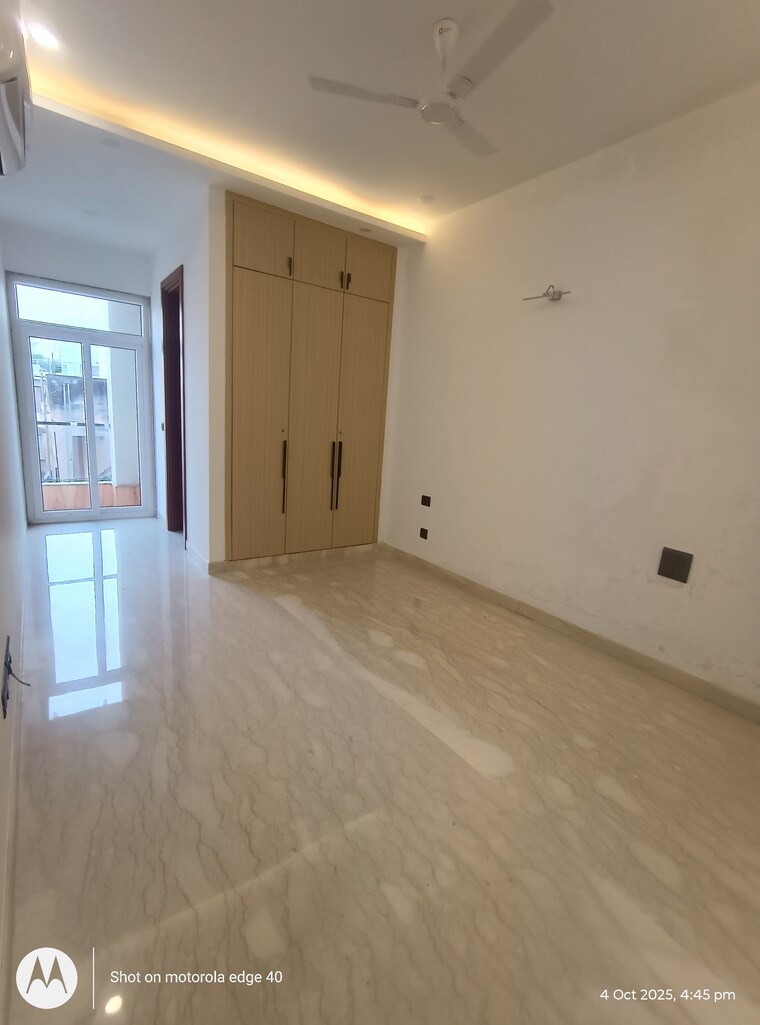 Bedroom, shivalik colony 3 Bedroom 200 Sq.Yd. Builder Floor In Shivalik Colony Delhi 9323596