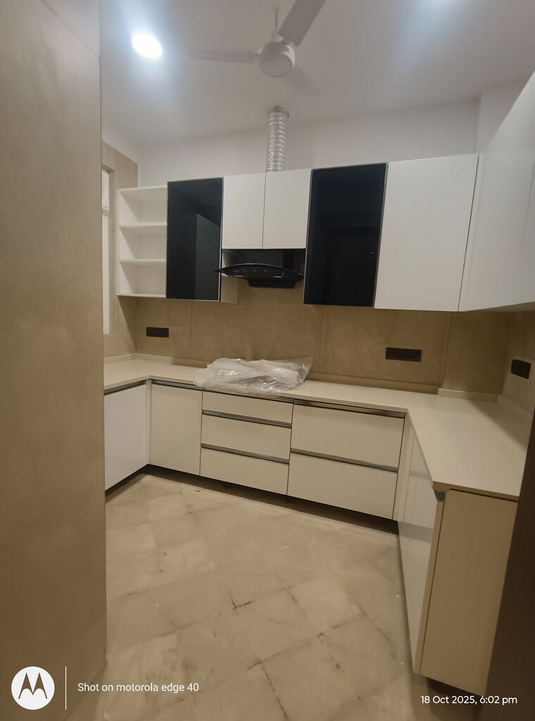 Kitchen, chittaranjan park 3 Bedroom 160 Sq.Yd. Builder Floor In Chittaranjan Park Delhi 9323607