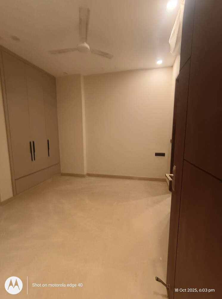 Bedroom, chittaranjan park 3 Bedroom 160 Sq.Yd. Builder Floor In Chittaranjan Park Delhi 9323607