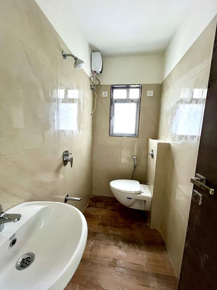 Bathroom, aashna-samadhan 1 Bedroom 420 Sq.Ft. Apartment In Goregaon West Mumbai 9323632