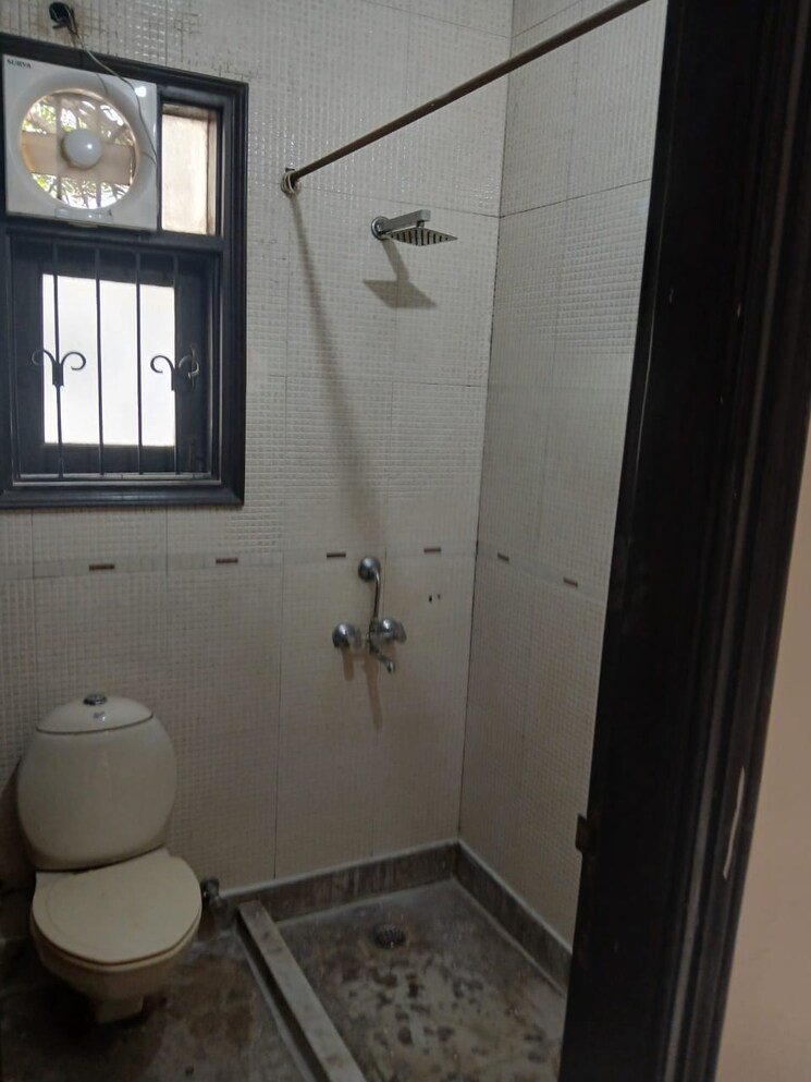 Bathroom, kalkaji 3 Bedroom 2000 Sq.Ft. Builder Floor In Kalkaji Delhi 9323659