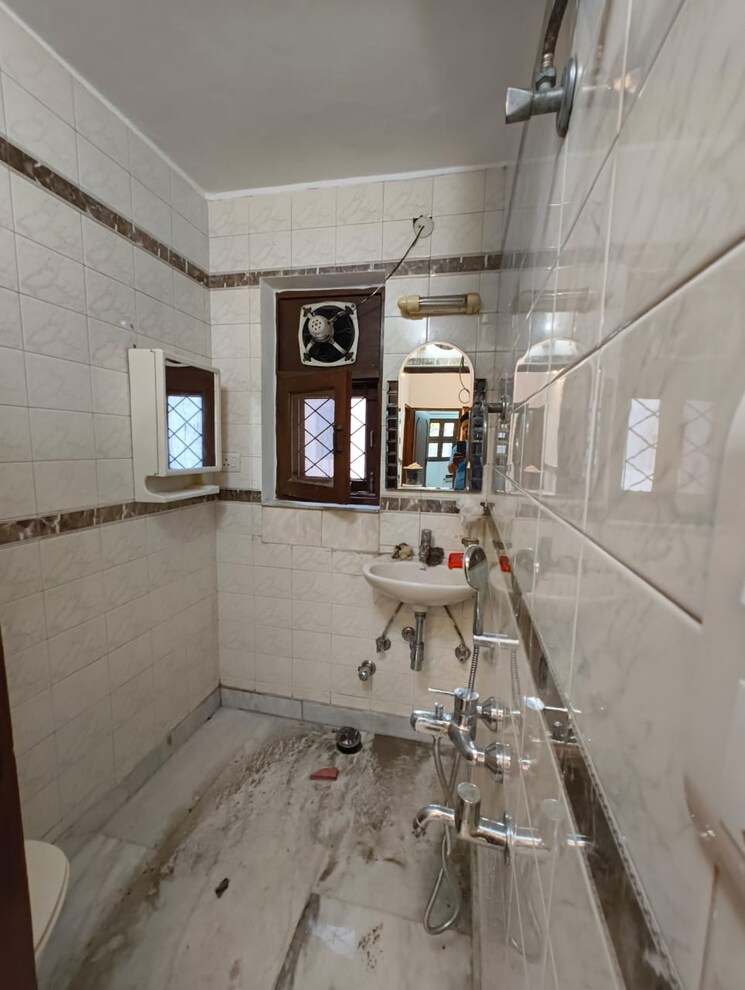 Bathroom, kalkaji 4 Bedroom 1500 Sq.Ft. Apartment In Kalkaji Delhi 9323667