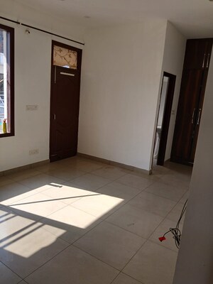 Room in 3 BHK Builder Floor at Sector 44 – for Rent