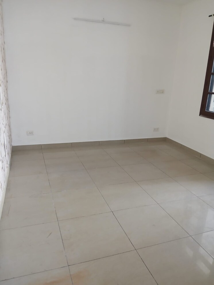 Room, sector 44 3 Bedroom 3500 Sq.Ft. Builder Floor In Sector 44 Chandigarh 9324023
