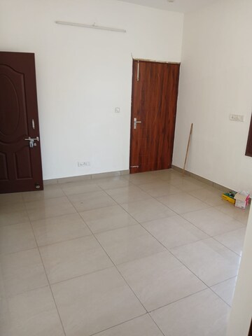 Room in 3 BHK Builder Floor at Sector 44 – for Rent