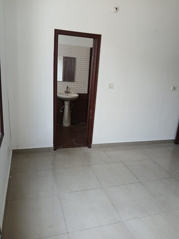 Room in 3 BHK Builder Floor at Sector 44 – for Rent