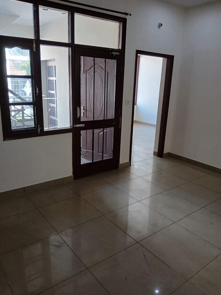 Room, sector 44 3 Bedroom 3500 Sq.Ft. Builder Floor In Sector 44 Chandigarh 9324023
