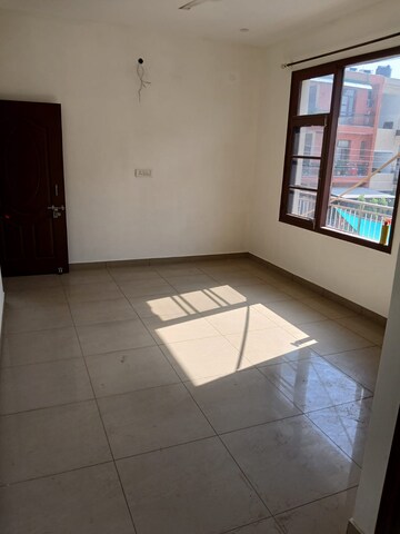 Room in 3 BHK Builder Floor at Sector 44 – for Rent