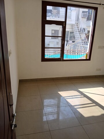Room in 3 BHK Builder Floor at Sector 44 – for Rent