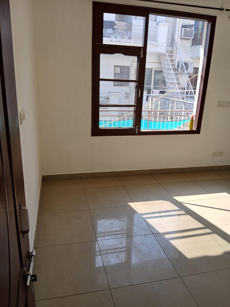 Room, sector 44 3 Bedroom 3500 Sq.Ft. Builder Floor In Sector 44 Chandigarh 9324023