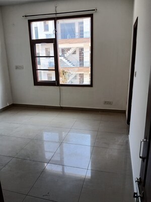 Room in 3 BHK Builder Floor at Sector 44 – for Rent