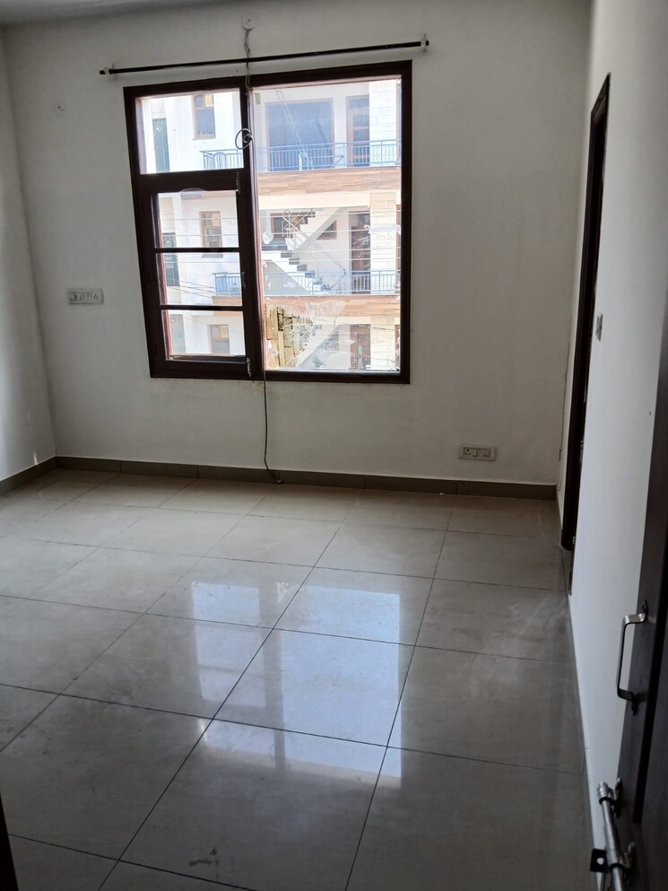 Room, sector 44 3 Bedroom 3500 Sq.Ft. Builder Floor In Sector 44 Chandigarh 9324023
