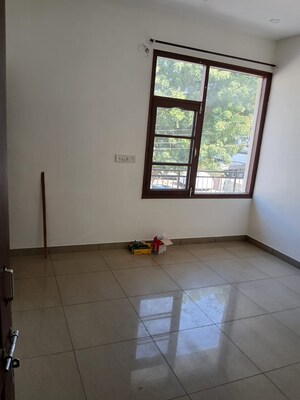 Room in 3 BHK Builder Floor at Sector 44 – for Rent