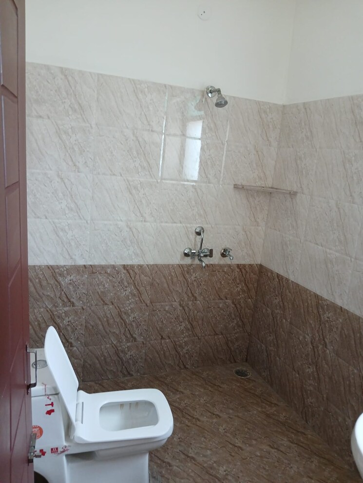 Bathroom, sector 44 3 Bedroom 3500 Sq.Ft. Builder Floor In Sector 44 Chandigarh 9324023