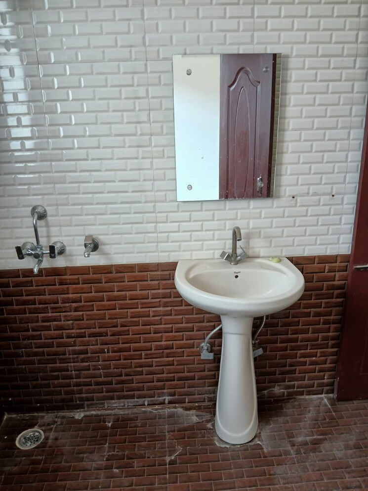 Bathroom, sector 44 3 Bedroom 3500 Sq.Ft. Builder Floor In Sector 44 Chandigarh 9324023