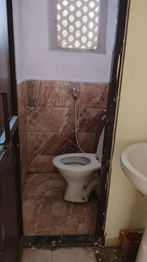 Bathroom in 1.5 BHK Independent House at Gomti Nagar – for Rent
