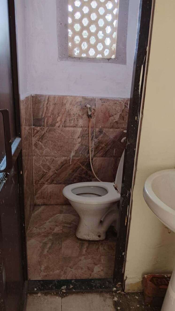 Bathroom, gomti nagar 1.5 Bedroom 900 Sq.Ft. Independent House In Gomti Nagar Lucknow 9324263