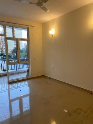 Room in 3 BHK Apartment at Omaxe Waterscapes, Gomti Nagar – for Sale