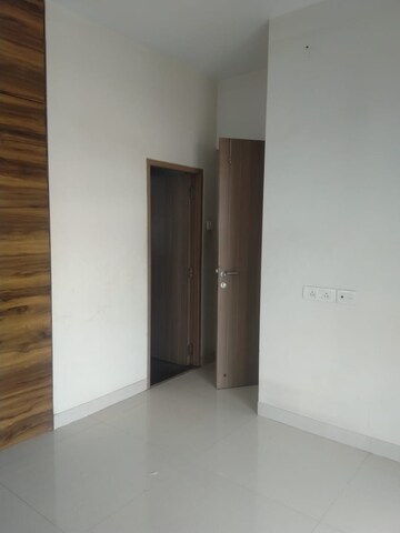 Room in 2 BHK Apartment at Golden Gate CHS, Kandivali West – for Rent