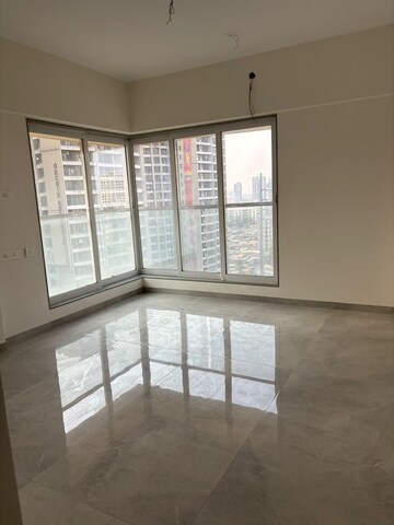 Room in 2 BHK Apartment at Golden Gate CHS, Kandivali West – for Rent