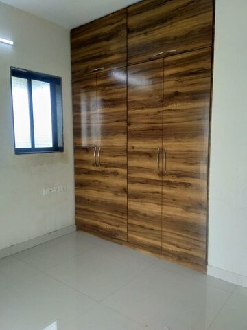 Room in 2 BHK Apartment at Golden Gate CHS, Kandivali West – for Rent