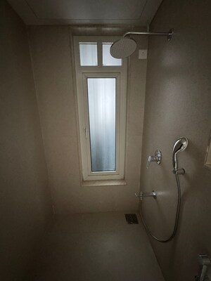 Room in 3 BHK Apartment at Lodha Amara, Kolshet Road – for Rent