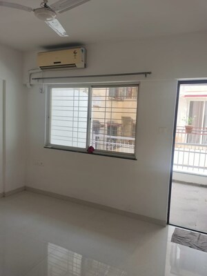Room in 2 BHK Apartment at Pasaydan CHS Shaniwar Peth, Shaniwar Peth – for Rent