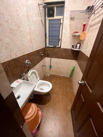 Attached Bathroom in 4 BHK Apartment at Madhukunj Apartment Prabhadevi, Prabhadevi – for Rent