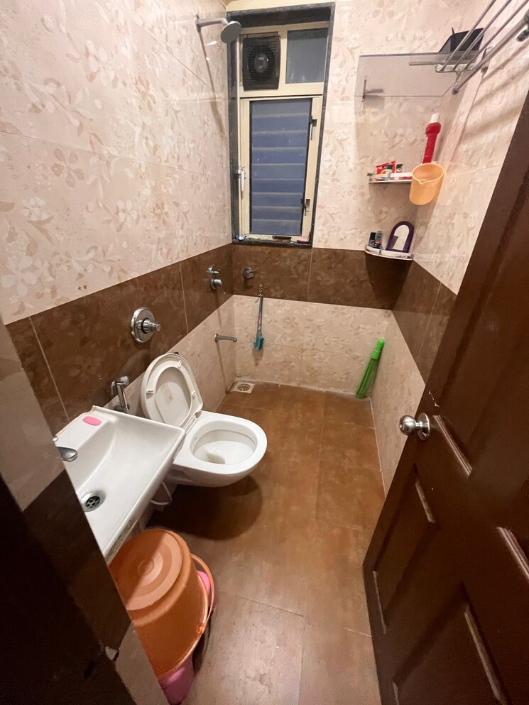 Attached Bathroom, madhukunj-apartment-prabhadevi 4 Bedroom 1550 Sq.Ft. Apartment In Prabhadevi Mumbai 9324895