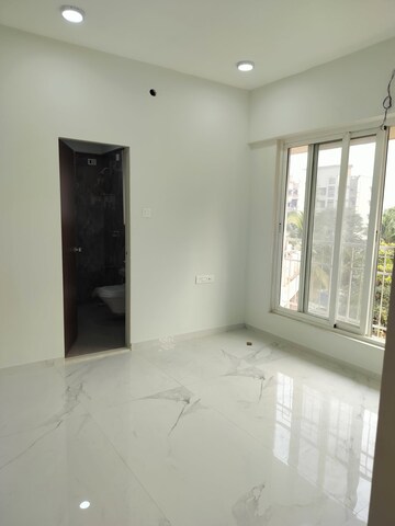 Room in 2 BHK Apartment at JP Eminence, Andheri West – for Rent