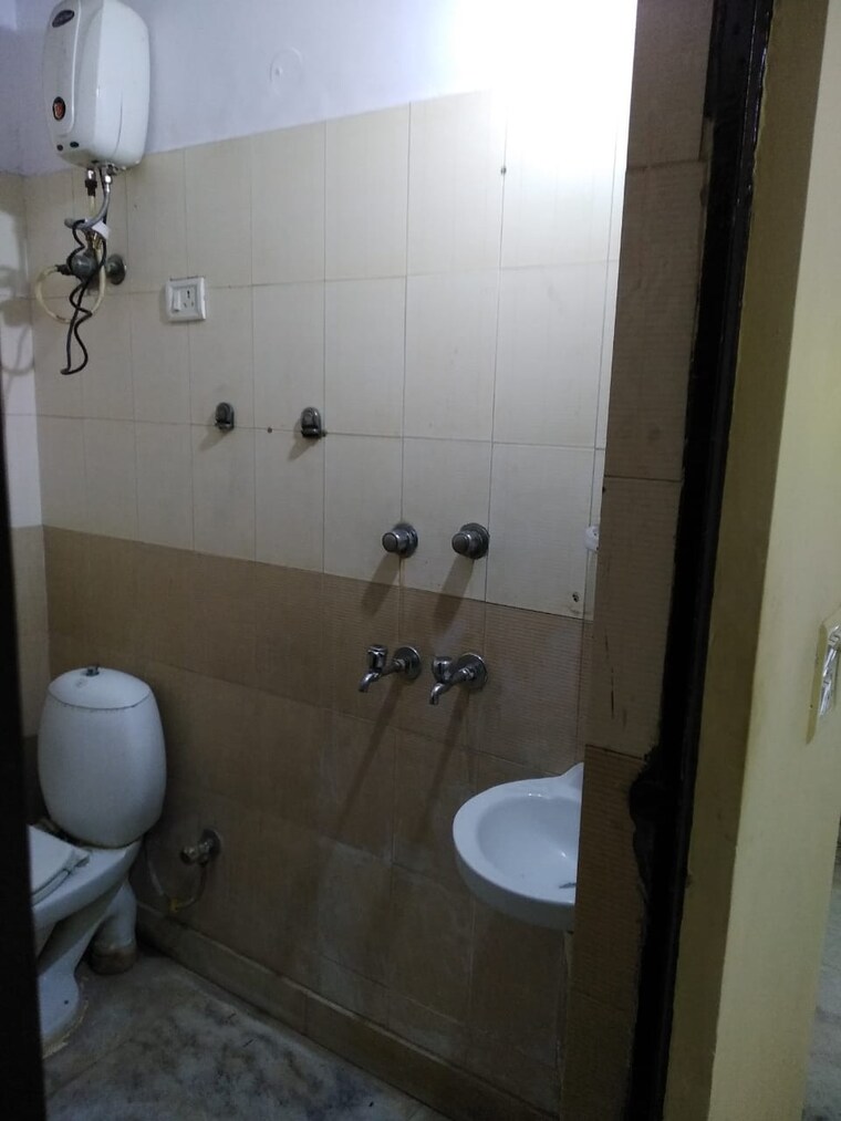 Bathroom, lajpat nagar 4 2 Bedroom 1009 Sq.Ft. Builder Floor In Lajpat Nagar 4 Delhi 9324985