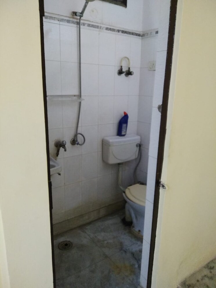 Bathroom, lajpat nagar 4 2 Bedroom 1009 Sq.Ft. Builder Floor In Lajpat Nagar 4 Delhi 9324985