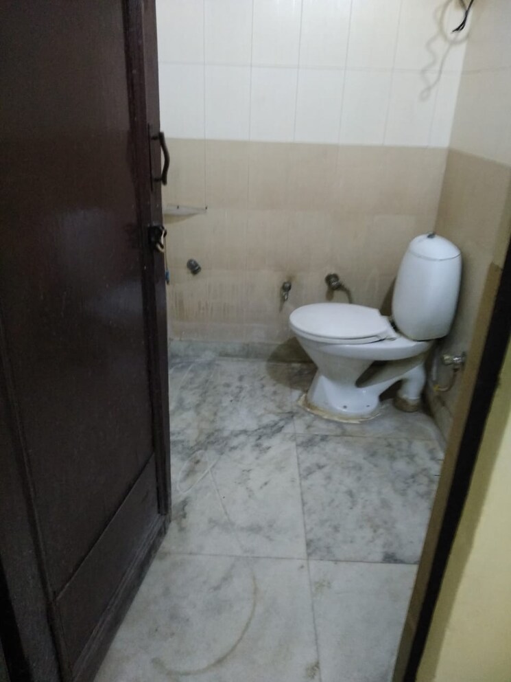 Bathroom, lajpat nagar 4 2 Bedroom 1009 Sq.Ft. Builder Floor In Lajpat Nagar 4 Delhi 9324985