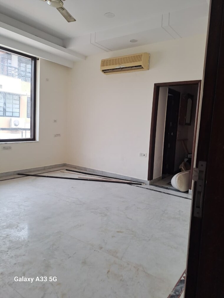 Room, sector 23 4 Bedroom 500 Sq.Yd. Builder Floor In Sector 23 Gurgaon 9325148