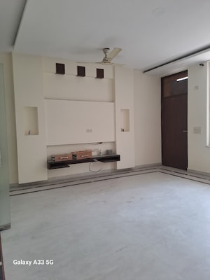 Room in 4 BHK Builder Floor at Sector 23 – for Rent