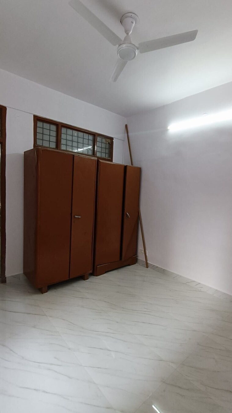 Room, sector 23 2 Bedroom 263 Sq.Yd. Builder Floor In Sector 23 Gurgaon 9325154