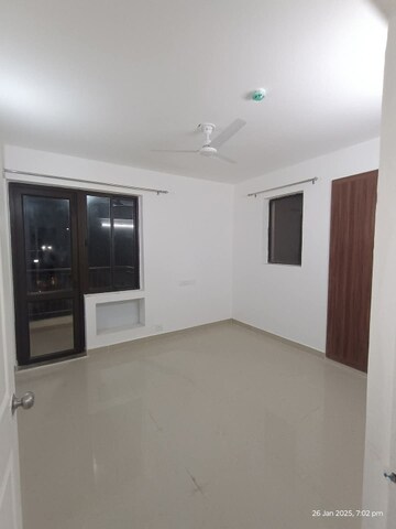 Room in 3 BHK Apartment at RG Luxury Homes, Sector 16b Greater Noida – for Rent