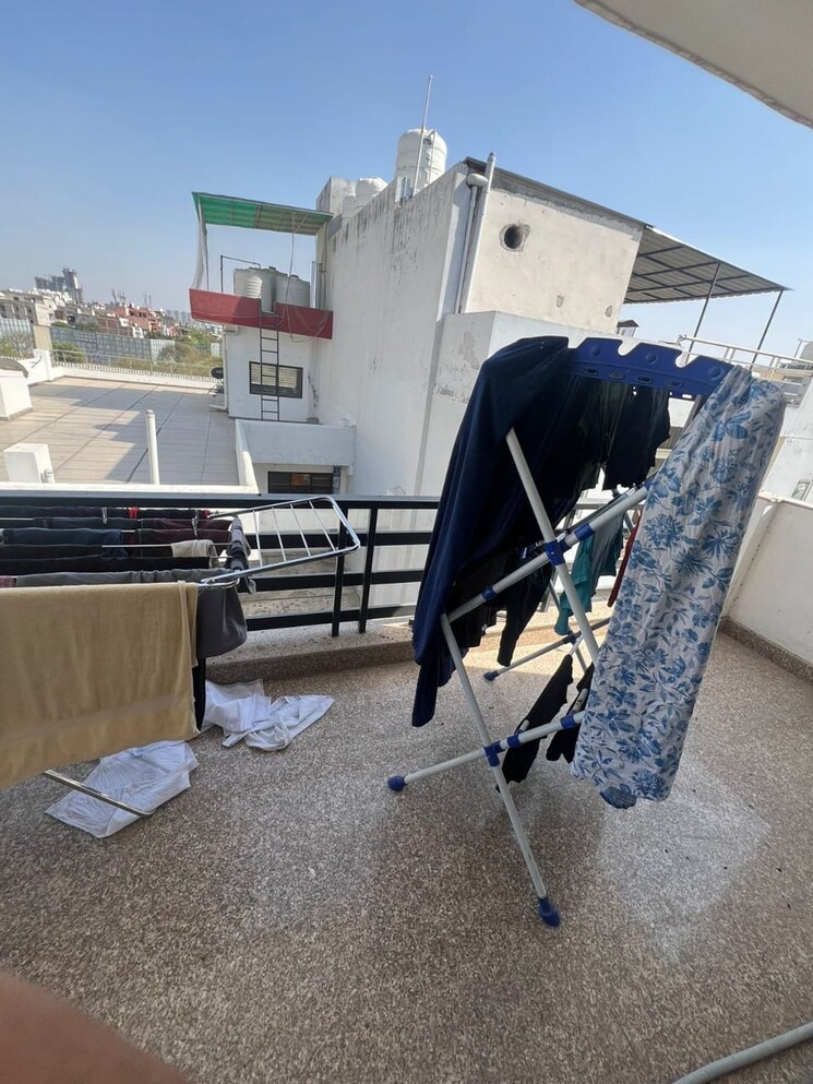  Parking, gupta-awas 3 Bedroom 215 Sq.Yd. Builder Floor In Sector 43 Gurgaon 9325400