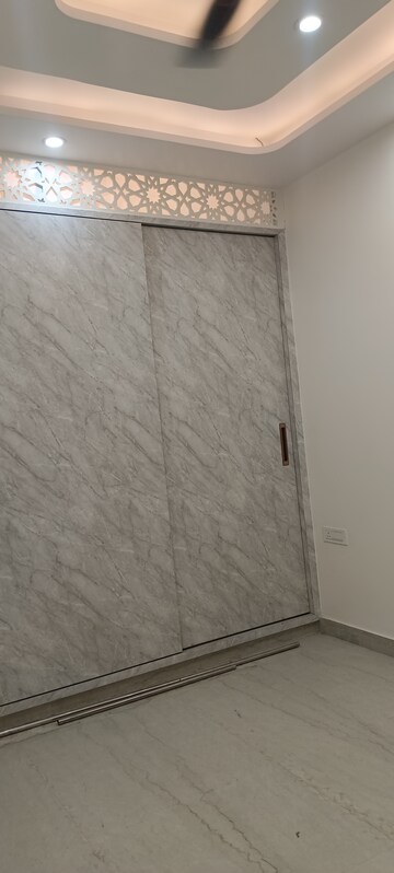 Room in 2 BHK Builder Floor at Meenakshi Garden – for Sale