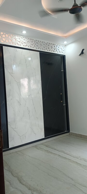 Furnished Amenities in 2 BHK Builder Floor at Meenakshi Garden – for Sale