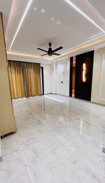 Room in 2 BHK Builder Floor at Sector 9 – for Rent